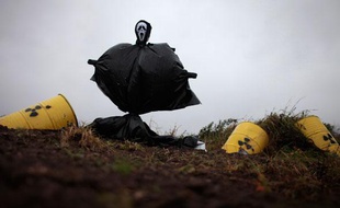 Un épouvantail est installé par des activistes sur le trajet du train devant transporter des déchets nucléaires de La Hague (France) à Gorleben (Allemagne), Dannenberg, le 4 novembre 2010.