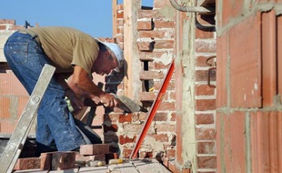 Un ouvrier sur un chantier de construction en France, en 2011