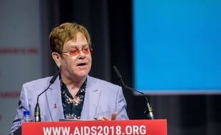 Elton John a dénoncé les discriminations homophobes en Russie et en Europe de l'Est, à Amsterdam ce mardi.