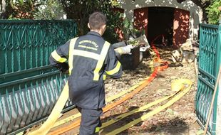 Les pompiers de la sécurité civile continuaient de pomper l'eau des caves et vides sanitaires inondés toute la journée de jeudi.