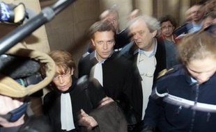 La chambre de l'instruction de la cour d'appel de Paris s'est prononcée mardi pour le maintien en détention de Julien Coupat, incarcéré depuis la mi-novembre dans l'enquête sur des dégradations contre des lignes SNCF, a annoncé son avocate Me Irène Terrel.