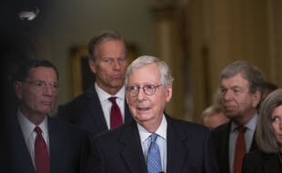 Le patron des républicains au Sénat américain, Mitch McConnell, fait le point sur le bras-de-fer sur le plafond de la dette, le 5 octobre 2021.