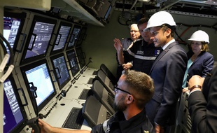 Emmanuel Macron à bord du sous-marin Suffren, le 12 juillet 2019 à Cherbourg.