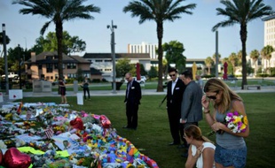 Des personnes se recueillent devant un mémorial pour les victimes du Pulse à Orlando le 14 juin 2016