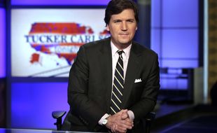 L'animateur de Fox News Tucker Carlson a insulté son invité qui avait osé critiquer la chaîne.