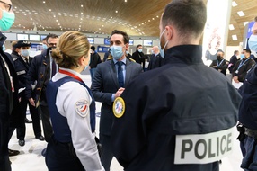 Jean-Baptiste Djebbari avec des policiers lors d'un déplacement à Roissy en février 2021.