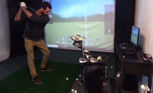 «Here we golf» propose trois simulateurs pour s'initier ou s'entraîner, au centre-ville de Toulouse.