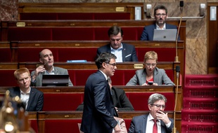 Olivier Faure du Ps devant les élus insoumis.