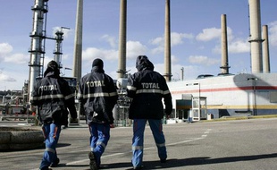 La raffinerie Total de Feyzin, en février 2010, lors d'une grève des salariés.