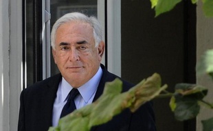Dominique Strauss-Kahn va engager des poursuites en diffamation contre l'hebdomadaire VSD qui rapporte des propos faisant état d'une demande de pot de vin de sa part en 1990, a annoncé mercredi à l'AFP l'avocat de l'ex-directeur du FMI.