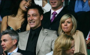 Quatre footballeurs anglais de premier plan John Terry, Steven Gerrard, Michael Carrick et Gary Neville, se marient ce week-end, lors de cérémonies somptuaires financées par leur couverture négociée à coups de millions, selon les tabloïds britanniques samedi.