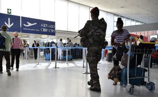 Des soldats à Roissy, en juin 2016.