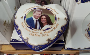 L'image du couple princier se décline à l'infini dans les magasins de souvenirs à Londres.