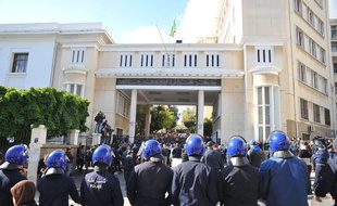 Des étudiants manifestent à la faculté centrale d'Alger, le 26 février 2019.
