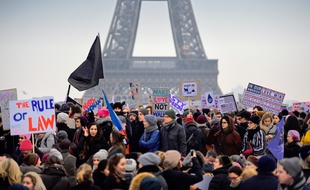 Au moins 2.000 personnes, femmes et de ressortissants américains, se sont rassemblées samedi 21 janvier 2017 sur le parvis du Trocadéro à Paris pour protester contre «tout ce que Trump représente».