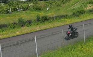 Illustration d'un motard.