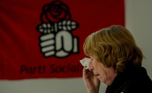 Une militante socialiste essuie une larme face à la défaite du PS dans la région nord-Pas-de-Calais, le 6 décembre au siège du PS à Lille