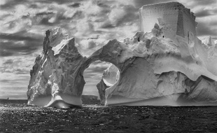 Iceberg entre l’île Paulet et les îles Shetland du sud dans la mer de Weddell. Péninsule Antarctique. 2005.
