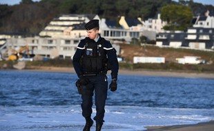 Un gendarme à la recherche de ballots de cocaïne sur une plage bretonne en novembre 2019. (archives)