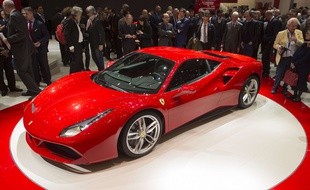 Autre star du Salon de Genève 2015, la Ferrari 488 GTB prendra la relève de la 458 Italia à l'été 2015. Avec son nouveau moteur V8 3,9 litres biturbo à injection directe et ses 670 chevaux, l'Italienne affole les chronos: de 0 à 100 km/h en seulement 3,9 second