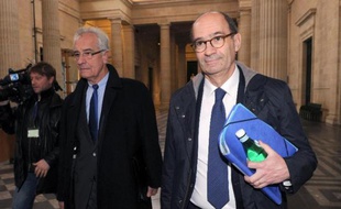 Eric Woerth et son avocat Jean Yves Le borgne à leur arrivée le 24 mars 2015 au tribunal à Bordeaux