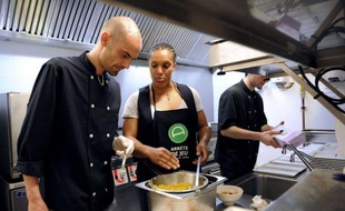 La triple championne du monde de judo Lucie Décosse s'est transformée mardi soir en cordon bleu dans la cuisine d'un restaurant d'Aubervilliers pour une soirée spéciale avec ses amis Gwladys Epangue, Gévrise Emane ou encore Alexis Vastine.