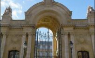 L'Elysée et Matignon vont changer de mains au cours d'une semaine qui verra également l'enregistrement de toutes les candidatures pour les législatives des 10 et 17 juin.