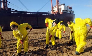La mobilisation a continué samedi auprès du cargo maltais TK Bremen, échoué depuis vendredi sur une plage du Morbihan après la tempête Joachim, afin de pomper le fioul des réservoirs, dépolluer le site et protéger les exploitations ostréicoles de la ria d'Etel.