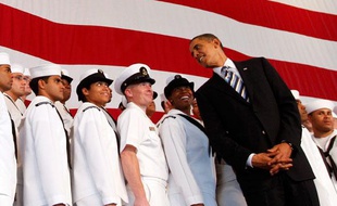 Le président américain Barack Obama parle à des officiers de la Marine à Jacksonville, Floride, le 26 octobre 2009.