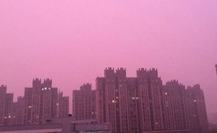 Sur les réseaux sociaux, les internautes échangeaient mercredi des images d'immeubles sur fond de nuage violet.