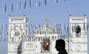 Un Sri-Lankais se recueille deux jours après les attentats qui ont fait 310 morts à Colombo.