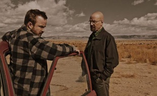 Aaron Paul (Jesse Pinkman) et Bryan Cranston (Walter White) au milieu du désert du Nouveau-Mexique.