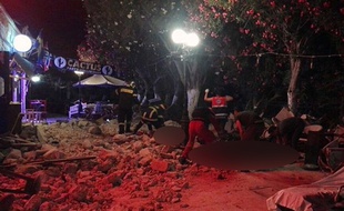 Un tremblement de terre a fait au moins deux morts sur l'île grecque de Kos après l'effondrement du toit d'un café, le 21 juillet 2017.