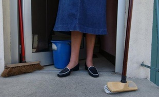 Plus de trois heures par jour ont été consacrées aux tâches domestiques en 2010, représentant sur l'année 1,6 fois le temps de travail rémunéré moyen, selon une étude de l'Insee publiée jeudi.