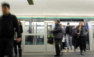 Des passagers sur la ligne 1 sur métro entre La Défense et Vincennes le 17 novembre 2010 à Paris