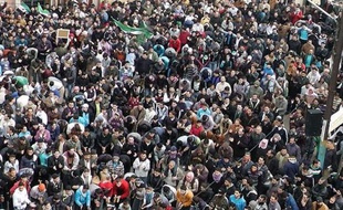 Des milliers de manifestants sont descendus dans la rue vendredi en Syrie pour réclamer notamment une saisine du Conseil de sécurité de l'ONU après des mois de violences, faisant écho aux groupes d'opposition souhaitant que les observateurs arabes passent la main.