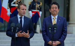 Emmanuel Macron et le Premier ministre japonais Shinzo Abe à l'Elysée, le 17 octobre 2018.