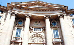 Façade de l'université Panthéon-Sorbonne.