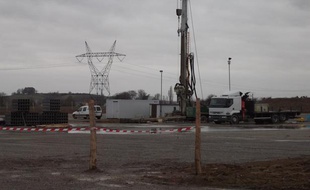 Le matériel de forage pour les huiles de schiste est arrivé à Doue, en Seine-et-Marne. Photo prise le 4 février 2011.