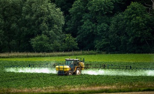 Un agriculteur répand du glyphosate dans son champ dans les Hauts-de-France.