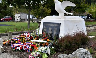 Stèle en hommage aux 43 morts de l'accident de car de Puisseguin (Gironde)