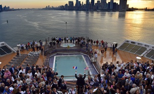 L'un des plus gros paquebots du monde, le Queen Mary 2, est entré dans le port de New York samedi 1er juillet au petit matin.