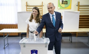 L'ancien Premier ministre conservateur Janez Jansa, un proche du Hongrois Viktor Orban, est arrivé en tête des législatives slovènes dimanche.