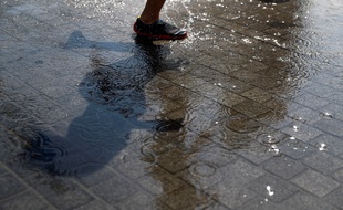 Des enfants jouant dans une fontaine durant la canicule, à Madrid
