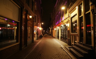 Une rue déserte à Amsterdam durant le couvre-feu, le 23 janvier 2021.