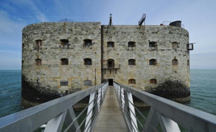 La nouvelle plateforme d'accès au Fort Boyard, le 22 avril 2016, près de la Rochelle
