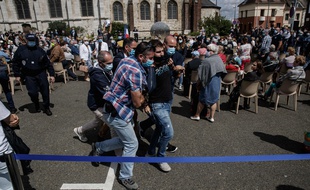 Des manifestants évacués lors de la cérémonie hommage au père Hamel, assassiné en 2016 par des terroristes.