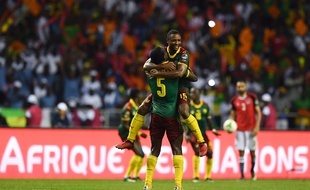 Les joueurs camerounais Michael Ngadeu-Ngadjui et Sebastien Siani savourent la victoire.