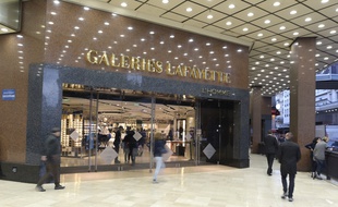 Devant les Galeries Lafayette, boulevard Haussmann (Paris 9e), le lundi 16 novembre 2015, deux jours après les attaques terroristes.