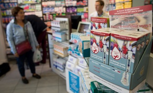 Les auto-tests VIH, qui permettent à chacun de savoir s'il est infecté par le virus du sida, sont disponibles dans les pharmacies en France depuis septembre 2015. Credit:CHAMUSSY/SIPA